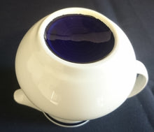 Lade das Bild in den Galerie-Viewer, 3er Set MILCHKÄNNCHEN & ZUCKERDOSE MIT DECKEL - Fine China Porzellan, Karo Relief Echt Kobalt Klassisch Zweifarbig Dekor