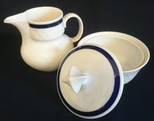 Lade das Bild in den Galerie-Viewer, 3er Set MILCHKÄNNCHEN & ZUCKERDOSE MIT DECKEL - Fine China Porzellan, Karo Relief Echt Kobalt Klassisch Zweifarbig Dekor