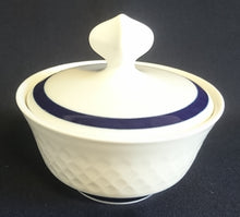 Lade das Bild in den Galerie-Viewer, 3er Set MILCHKÄNNCHEN & ZUCKERDOSE MIT DECKEL - Fine China Porzellan, Karo Relief Echt Kobalt Klassisch Zweifarbig Dekor