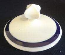 Lade das Bild in den Galerie-Viewer, 3er Set MILCHKÄNNCHEN & ZUCKERDOSE MIT DECKEL - Fine China Porzellan, Karo Relief Echt Kobalt Klassisch Zweifarbig Dekor