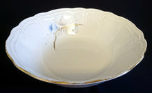 Lade das Bild in den Galerie-Viewer, GROßE BEILAGENSCHÜSSEL - Porzellan, Orchideen Blumenblüten Pflanzen Motiv Goldrand Abstrakt Relief Rand Dekor