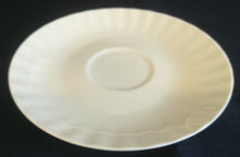 Lade das Bild in den Galerie-Viewer, 2er Set UNTERTASSEN - Porzellan, Einfärbiges Relief Dekor