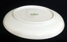 Lade das Bild in den Galerie-Viewer, 2er Set ABLAGETELLERCHEN UNTERSETZER - Porzellan, Blumen Blüten Pflanzen Geige Cello Motiv Dekor