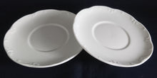 Lade das Bild in den Galerie-Viewer, 2er Set UNTERTASSEN "Classic Rose" - Porzellan, Einfärbiger Barockrand Dekor