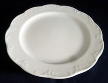 Lade das Bild in den Galerie-Viewer, DESSERTTELLER "Classic Rose" - Porzellan, Einfärbiger Barockrand Dekor