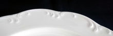 Lade das Bild in den Galerie-Viewer, DESSERTTELLER "Classic Rose" - Porzellan, Einfärbiger Barockrand Dekor