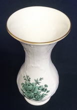 Lade das Bild in den Galerie-Viewer, BLUMENVASE "Classic Rose Collection" - Porzellan, Rosen Goldrand Relief Dekor