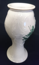 Lade das Bild in den Galerie-Viewer, BLUMENVASE "Classic Rose Collection" - Porzellan, Rosen Goldrand Relief Dekor
