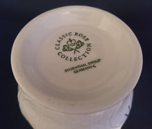 Lade das Bild in den Galerie-Viewer, BLUMENVASE "Classic Rose Collection" - Porzellan, Rosen Goldrand Relief Dekor