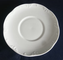 Lade das Bild in den Galerie-Viewer, 3er Set UNTERTASSEN "Classic Rose" - Porzellan, Einfärbiger Barockrand Dekor