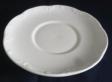 Lade das Bild in den Galerie-Viewer, 2er Set UNTERTASSEN "Classic Rose" - Porzellan, Einfärbiger Barockrand Dekor