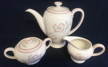 Lade das Bild in den Galerie-Viewer, 5er Set KAFFEEKANNE MIT DECKEL / MILCHKÄNNCHEN / ZUCKERDOSE MIT DECKEL - "Winifred" - Porzellan, Blumen / Linien Klassisch Dekor