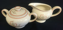 Lade das Bild in den Galerie-Viewer, 2er Set MILCHKÄNNCHEN & ZUCKERDOSE MIT DECKEL - "Winifred" - Porzellan, Blumen / Linien Klassisch Dekor