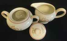 Lade das Bild in den Galerie-Viewer, 2er Set MILCHKÄNNCHEN & ZUCKERDOSE MIT DECKEL - "Winifred" - Porzellan, Blumen / Linien Klassisch Dekor