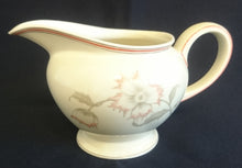 Lade das Bild in den Galerie-Viewer, 5er Set TEEKANNE MIT DECKEL & MILCHKÄNNCHEN & ZUCKERDOSE MIT DECKEL - "Winifred" - Porzellan, Blumen / Linien Klassisch Dekor (G)