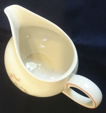 Lade das Bild in den Galerie-Viewer, 5er Set TEEKANNE MIT DECKEL & MILCHKÄNNCHEN & ZUCKERDOSE MIT DECKEL - "Winifred" - Porzellan, Blumen / Linien Klassisch Dekor (G)