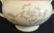 Lade das Bild in den Galerie-Viewer, 5er Set TEEKANNE MIT DECKEL & MILCHKÄNNCHEN & ZUCKERDOSE MIT DECKEL - "Winifred" - Porzellan, Blumen / Linien Klassisch Dekor (G)