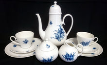 Lade das Bild in den Galerie-Viewer, 5er Set KAFFEEKANNE MIT DECKEL & MILCHKÄNNCHEN & ZUCKERDOSE MIT DECKEL "Studio Linie" "Blaue Rose" - Porzellan, Rosenstrauß Blumen Relief Dekor, Björn Wiinblad Designer