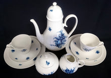 Lade das Bild in den Galerie-Viewer, KAFFEETASSE "Studio Linie" "Blaue Rose" - Porzellan, Rosenstrauß Blumen Relief Dekor, Björn Wiinblad Designer