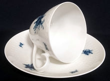 Lade das Bild in den Galerie-Viewer, UNTERTASSE "Studio Linie" "Blaue Rose" - Porzellan, Rosenstrauß Blumen Relief Dekor, Björn Wiinblad Design