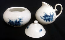 Lade das Bild in den Galerie-Viewer, 3er Set MILCHKÄNNCHEN & ZUCKERDOSE MIT DECKEL "Studio Linie" "Blaue Rose" - Porzellan, Rosenstrauß Blumen Relief Dekor, Björn Wiinblad Designer