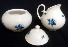 Lade das Bild in den Galerie-Viewer, 3er Set MILCHKÄNNCHEN & ZUCKERDOSE MIT DECKEL "Studio Linie" "Blaue Rose" - Porzellan, Rosenstrauß Blumen Relief Dekor, Björn Wiinblad Designer