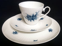 Lade das Bild in den Galerie-Viewer, KAFFEETASSE "Studio Linie" "Blaue Rose" - Porzellan, Rosenstrauß Blumen Relief Dekor, Björn Wiinblad Designer