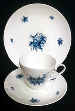 Lade das Bild in den Galerie-Viewer, KAFFEETASSE "Studio Linie" "Blaue Rose" - Porzellan, Rosenstrauß Blumen Relief Dekor, Björn Wiinblad Designer