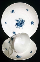Lade das Bild in den Galerie-Viewer, KAFFEETASSE "Studio Linie" "Blaue Rose" - Porzellan, Rosenstrauß Blumen Relief Dekor, Björn Wiinblad Designer