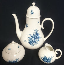 Lade das Bild in den Galerie-Viewer, ZUCKERDOSE MIT DECKEL "Studio Linie" "Blaue Rose" - Porzellan, Rosenstrauß Blumen Relief Dekor, Björn Wiinblad Design