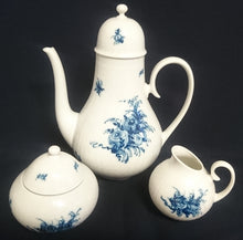 Lade das Bild in den Galerie-Viewer, KAFFEEKANNE MIT DECKEL "Studio Linie" "Blaue Rose" - Porzellan, Rosenstrauß Blumen Relief Dekor, Björn Wiinblad Designer
