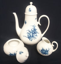 Lade das Bild in den Galerie-Viewer, 5er Set KAFFEEKANNE MIT DECKEL & MILCHKÄNNCHEN & ZUCKERDOSE MIT DECKEL "Studio Linie" "Blaue Rose" - Porzellan, Rosenstrauß Blumen Relief Dekor, Björn Wiinblad Designer