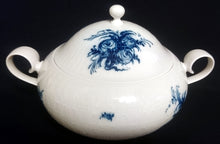 Lade das Bild in den Galerie-Viewer, BEILAGEN-TERRINE MIT DECKEL "Studio Linie" "Blaue Rose" - Porzellan, Rosenstrauß Blumen Relief Dekor, Björn Wiinblad Designer