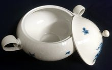 Lade das Bild in den Galerie-Viewer, BEILAGEN-TERRINE MIT DECKEL "Studio Linie" "Blaue Rose" - Porzellan, Rosenstrauß Blumen Relief Dekor, Björn Wiinblad Designer