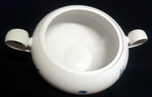 Lade das Bild in den Galerie-Viewer, BEILAGEN-TERRINE MIT DECKEL "Studio Linie" "Blaue Rose" - Porzellan, Rosenstrauß Blumen Relief Dekor, Björn Wiinblad Designer