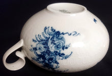 Lade das Bild in den Galerie-Viewer, BEILAGEN-TERRINE MIT DECKEL "Studio Linie" "Blaue Rose" - Porzellan, Rosenstrauß Blumen Relief Dekor, Björn Wiinblad Designer