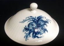 Lade das Bild in den Galerie-Viewer, BEILAGEN-TERRINE MIT DECKEL "Studio Linie" "Blaue Rose" - Porzellan, Rosenstrauß Blumen Relief Dekor, Björn Wiinblad Designer