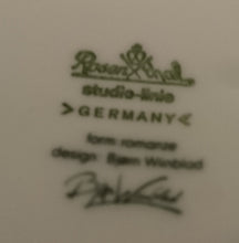 Lade das Bild in den Galerie-Viewer, BEILAGEN-TERRINE MIT DECKEL "Studio Linie" "Blaue Rose" - Porzellan, Rosenstrauß Blumen Relief Dekor, Björn Wiinblad Designer