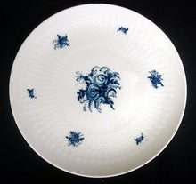 Lade das Bild in den Galerie-Viewer, DESSERTTELLER "Studio Linie" "Blaue Rose" - Porzellan, Rosenstrauß Blumen Relief Dekor, Björn Wiinblad Design