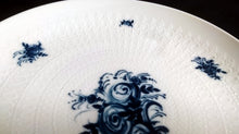 Lade das Bild in den Galerie-Viewer, 2er Set DESSERTTELLER "Studio Linie" "Blaue Rose" - Porzellan, Rosenstrauß Blumen Relief Dekor, Björn Wiinblad Designer