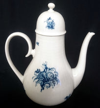 Lade das Bild in den Galerie-Viewer, 5er Set KAFFEEKANNE MIT DECKEL & MILCHKÄNNCHEN & ZUCKERDOSE MIT DECKEL "Studio Linie" "Blaue Rose" - Porzellan, Rosenstrauß Blumen Relief Dekor, Björn Wiinblad Designer