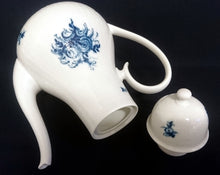 Lade das Bild in den Galerie-Viewer, KAFFEEKANNE MIT DECKEL "Studio Linie" "Blaue Rose" - Porzellan, Rosenstrauß Blumen Relief Dekor, Björn Wiinblad Designer