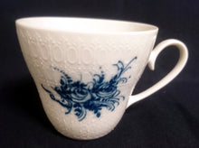 Lade das Bild in den Galerie-Viewer, KAFFEETASSE "Studio Linie" "Blaue Rose" - Porzellan, Rosenstrauß Blumen Relief Dekor, Björn Wiinblad Designer