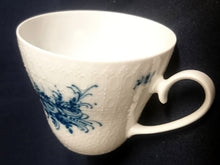 Lade das Bild in den Galerie-Viewer, KAFFEETASSE "Studio Linie" "Blaue Rose" - Porzellan, Rosenstrauß Blumen Relief Dekor, Björn Wiinblad Designer