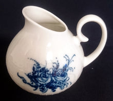 Lade das Bild in den Galerie-Viewer, MILCHKÄNNCHEN "Studio Linie" "Blaue Rose" - Porzellan, Rosenstrauß Blumen Relief Dekor, Björn Wiinblad Designer