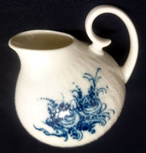 Lade das Bild in den Galerie-Viewer, 5er Set KAFFEEKANNE MIT DECKEL & MILCHKÄNNCHEN & ZUCKERDOSE MIT DECKEL "Studio Linie" "Blaue Rose" - Porzellan, Rosenstrauß Blumen Relief Dekor, Björn Wiinblad Designer