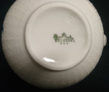 Lade das Bild in den Galerie-Viewer, 5er Set KAFFEEKANNE MIT DECKEL & MILCHKÄNNCHEN & ZUCKERDOSE MIT DECKEL "Studio Linie" "Blaue Rose" - Porzellan, Rosenstrauß Blumen Relief Dekor, Björn Wiinblad Designer