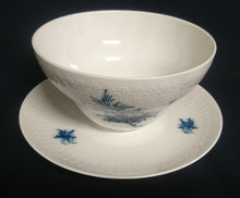 Lade das Bild in den Galerie-Viewer, SAUCIER "Studio Linie" "Blaue Rose" - Porzellan, Rosenstrauß Blumen Relief Dekor, Björn Wiinblad Design