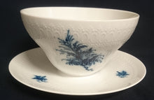 Lade das Bild in den Galerie-Viewer, SAUCIER "Studio Linie" "Blaue Rose" - Porzellan, Rosenstrauß Blumen Relief Dekor, Björn Wiinblad Design