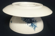 Lade das Bild in den Galerie-Viewer, SAUCIER "Studio Linie" "Blaue Rose" - Porzellan, Rosenstrauß Blumen Relief Dekor, Björn Wiinblad Design